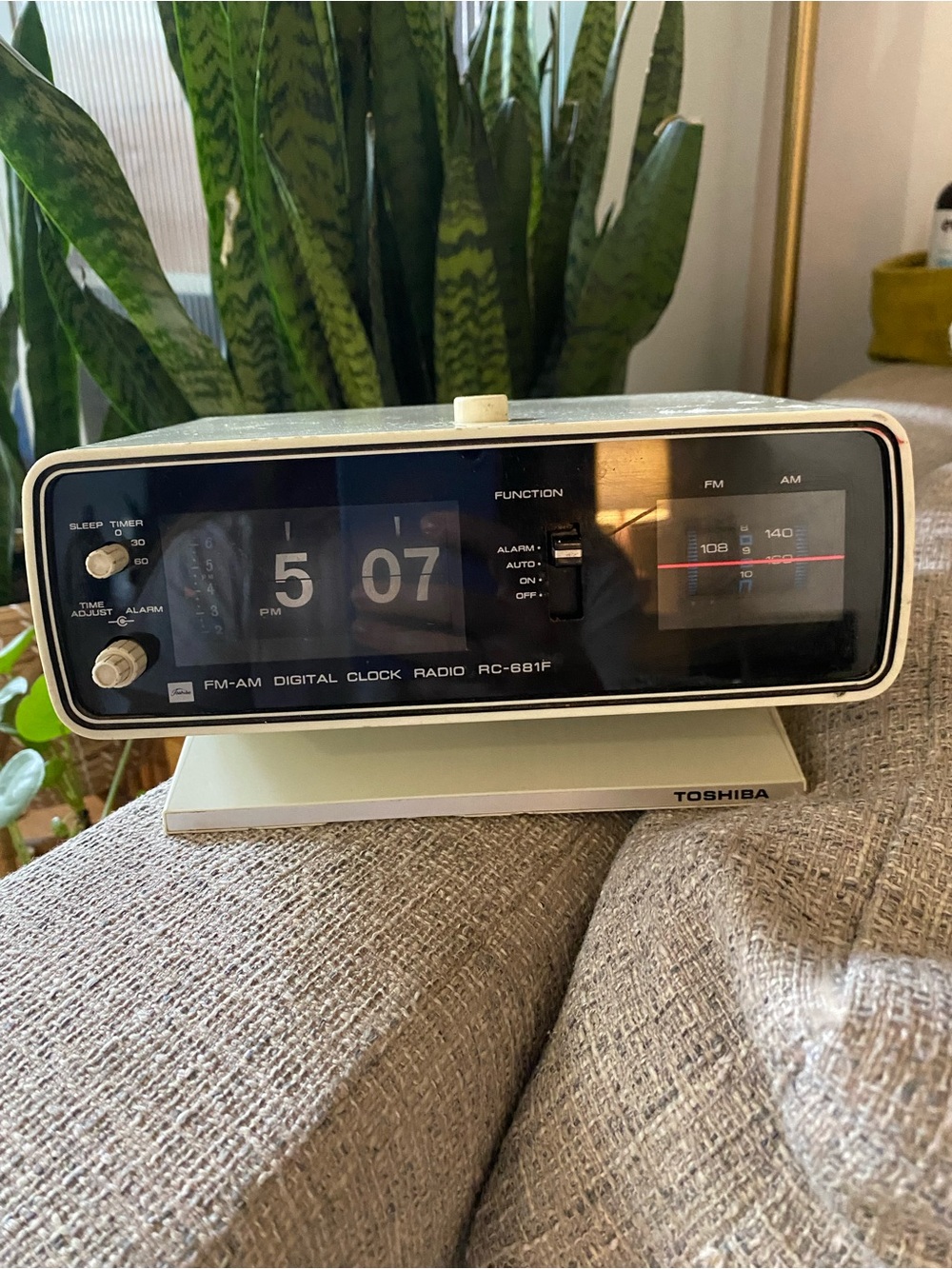 Toshiba Cream Retro Flip-Clock AM/FM Radio